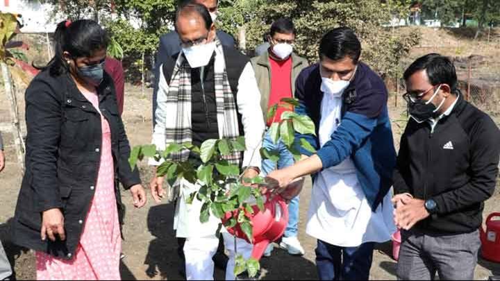 मुख्यमंत्री श्री शिवराज सिंह चौहान ने स्मार्ट उद्यान में बादाम और करंज के पौधे लगाए।